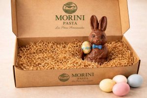 Boîte de livraison Morini Pasta avec lapin de Pâques en chocolat et œufs colorés