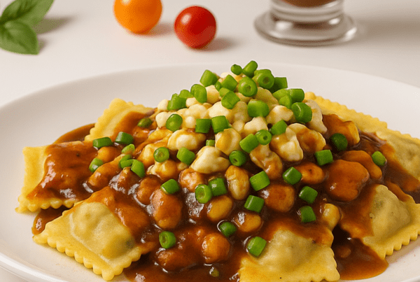 Ravioli poutine Morini servi avec sauce brune, fromage en grains et oignons verts