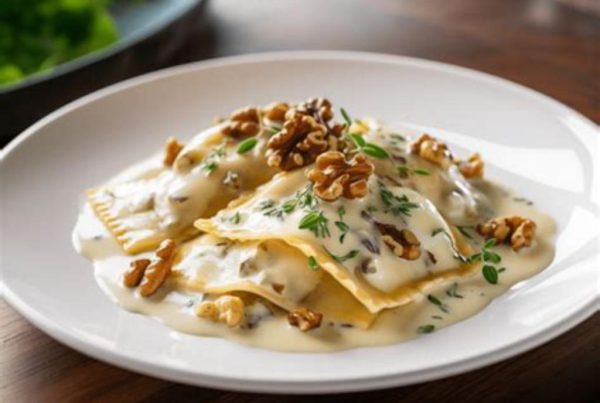 Assiette de ravioli aux champignons nappés de sauce gorgonzola crémeuse, décorés de noix et herbes fraîches.