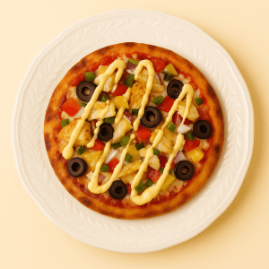 Pizza Méditerranéenne garnie de poulet, poivrons marinés, artichauts, olives noires, oignon rouge et sauce crème habanero