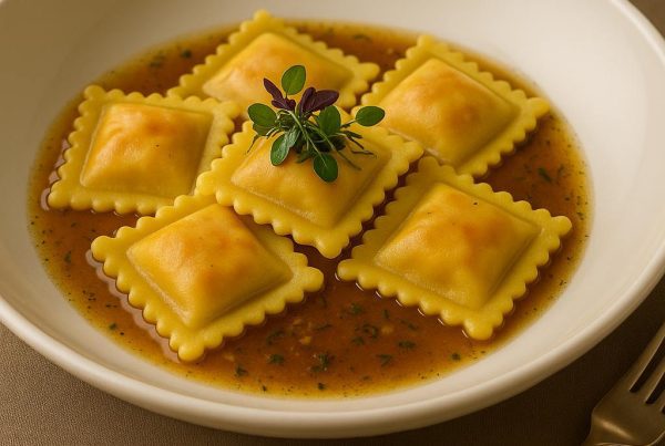 Ravioli Surf N Turf servis dans un bouillon raffiné – présentation gastronomique restaurant