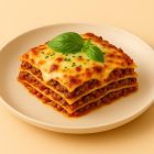 Lasagne fraîches Morini Pasta servies en portion gourmet avec sauce bolognaise riche et fromage gratiné doré.