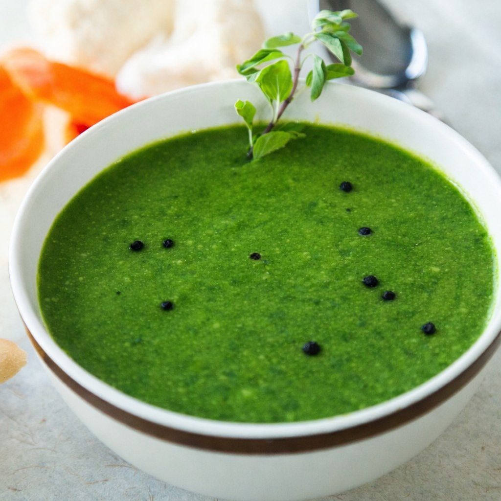 Bol de potage aux épinards crémeux signé Morini Pasta, soupe verte onctueuse.