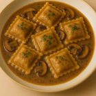 Plat de ravioli bœuf et champignons Morini Pasta servi dans une sauce crémeuse aux champignons avec persil frais.