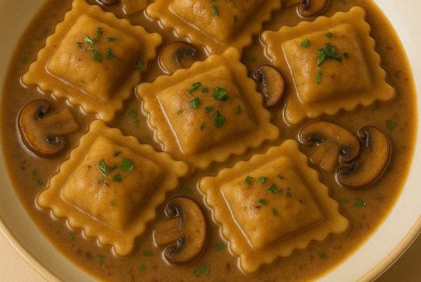 Plat de ravioli bœuf et champignons Morini Pasta servi dans une sauce crémeuse aux champignons avec persil frais.