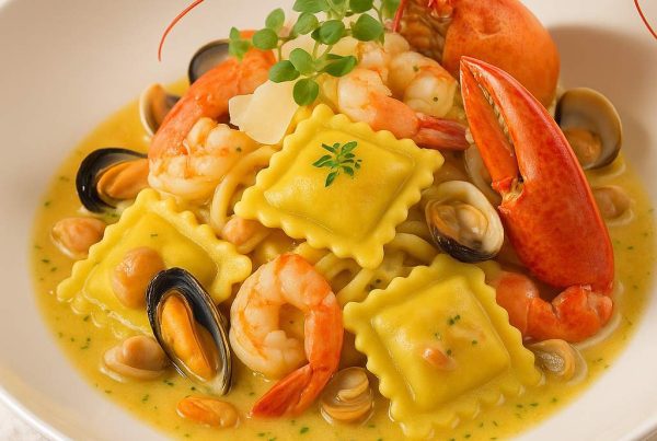 Assiette raffinée de ravioli bœuf tomates basilic servie en sauce fruits de mer avec homard, crevettes et moules, plat gourmet Morini Pasta.