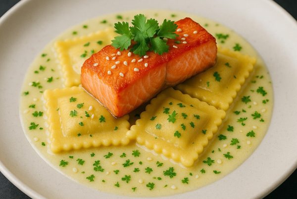 Plat de ravioli saumon citron et coriandre Morini Pasta, servi avec un pavé de saumon rôti et un beurre blanc citronné.