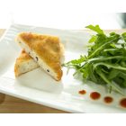 Triangles de fondue parmesan panée servis avec roquette fraîche