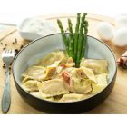 Raviolis au jambon et porc confit avec asperges, oreilles de crisse et sauce à l’érable